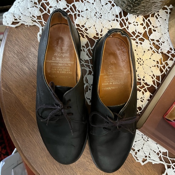 Dr. Marten Black leather Oxford three eyelet shoe. - Picture 3 of 7